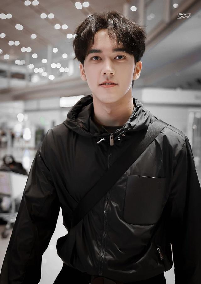 张彬彬陈牧驰出发米兰时装周 时尚潮酷型男范儿足