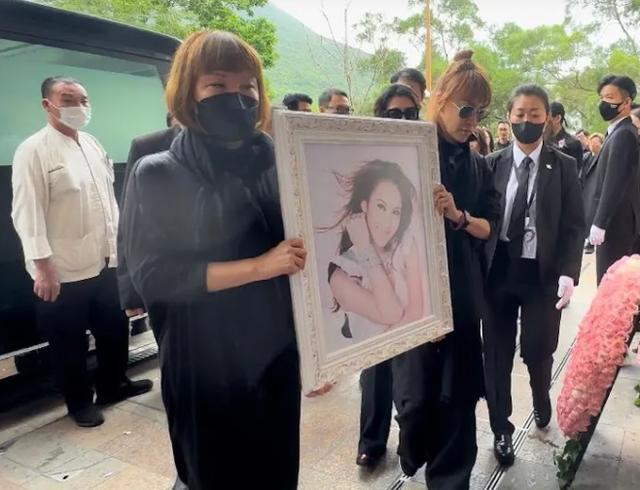 台媒曝李玟婚内协议Bruce出轨将赔偿豪宅 二姐并未否认