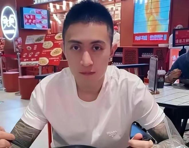 网友自曝被秦奋侵害差点没命，本人深夜发声辟谣并公开道歉