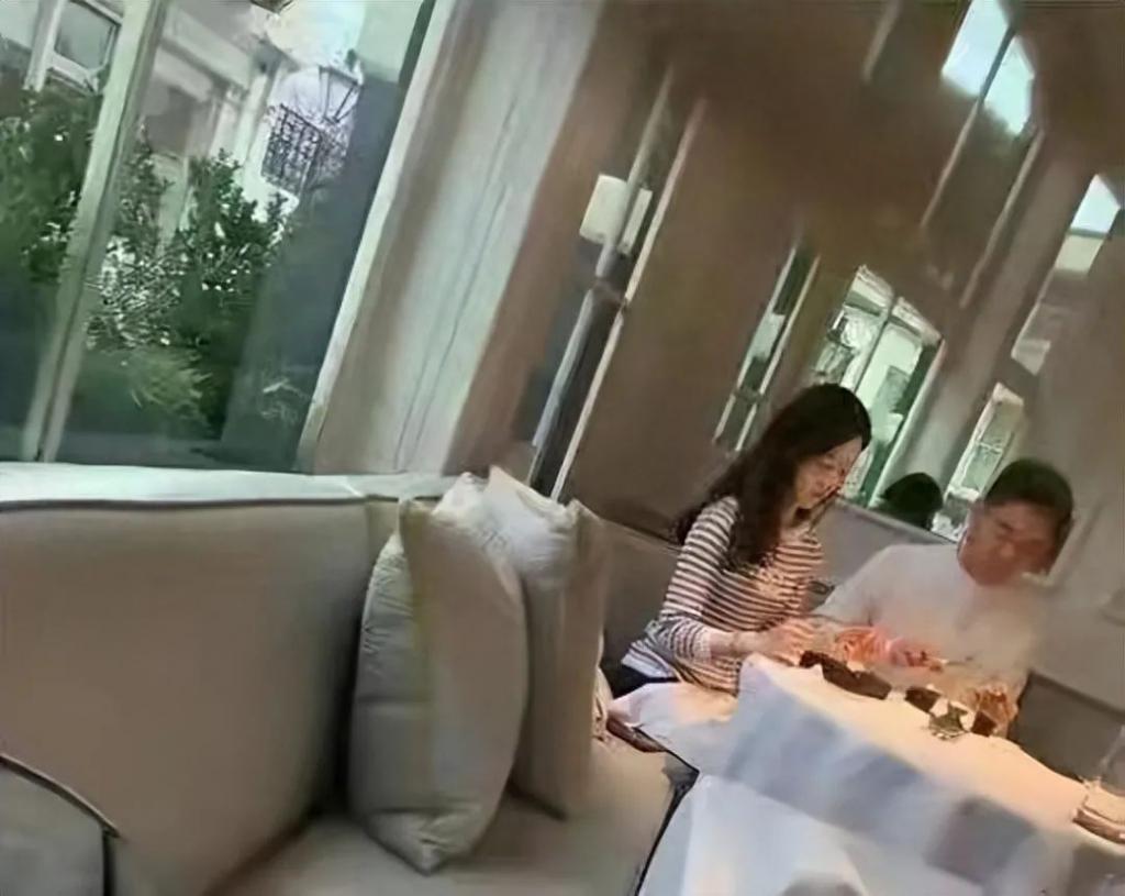 刘强东携老婆现身日本，章泽天美得耀眼，疑在当地已买房