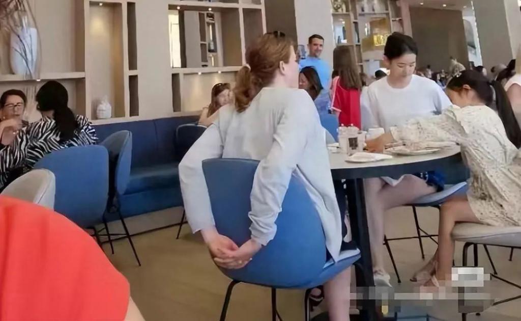 刘强东携老婆现身日本，章泽天美得耀眼，疑在当地已买房