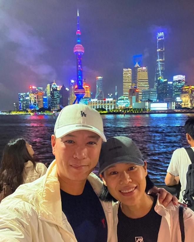 43岁胡杏儿近照崩坏，脸色蜡黄满是斑点暗沉