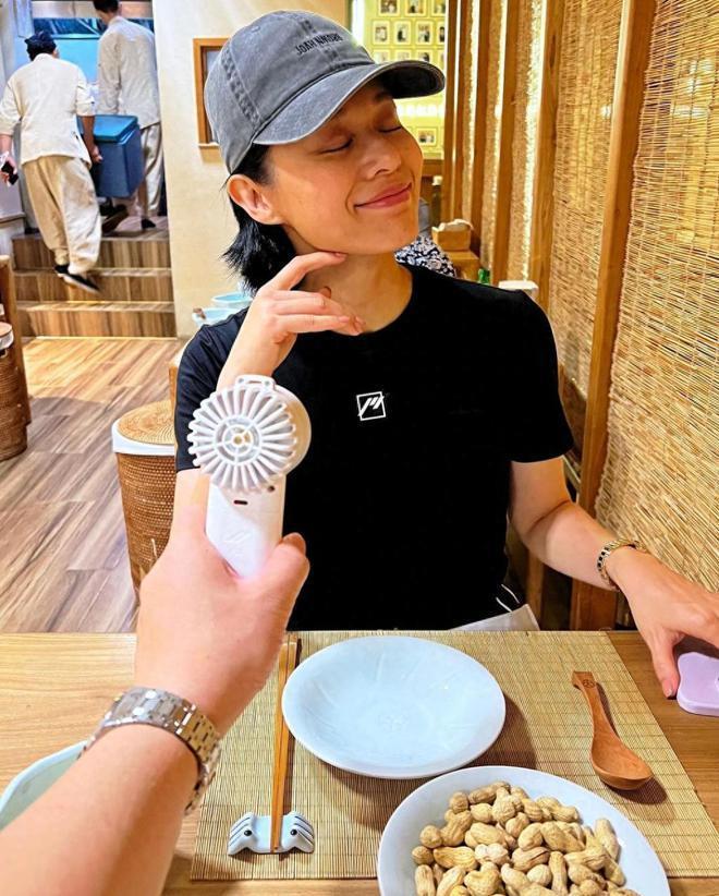 43岁胡杏儿近照崩坏，脸色蜡黄满是斑点暗沉