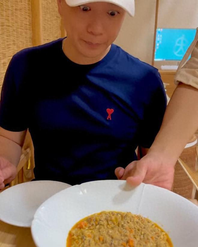 43岁胡杏儿近照崩坏，脸色蜡黄满是斑点暗沉