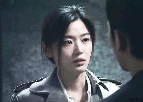 41岁全智贤时装周状态惊艳网友：姐好像真的不会老！