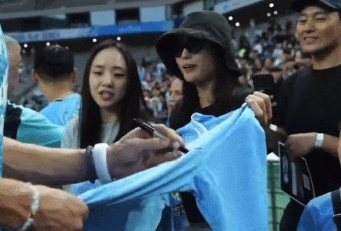 41岁全智贤时装周状态惊艳网友：姐好像真的不会老！