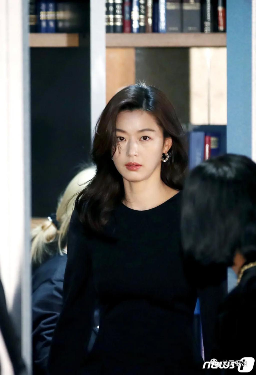 41岁全智贤时装周状态惊艳网友：姐好像真的不会老！