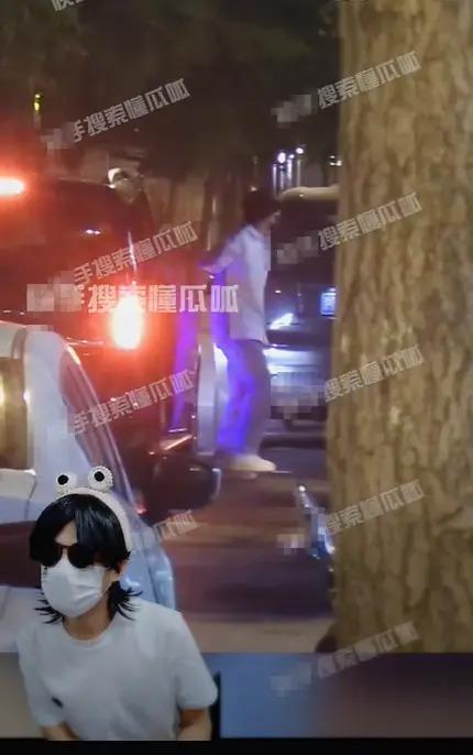 狗仔曝彭昱畅夜晚与女网红约饭 本人开直播回应