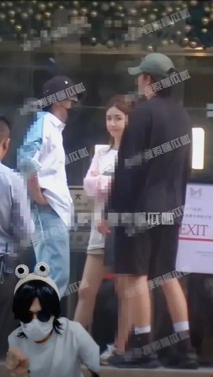 狗仔曝彭昱畅夜晚与女网红约饭 本人开直播回应