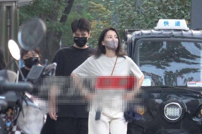 幸福！赵又廷手挽高圆圆接女儿