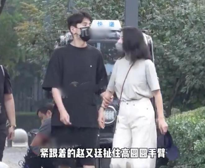 幸福！赵又廷手挽高圆圆接女儿