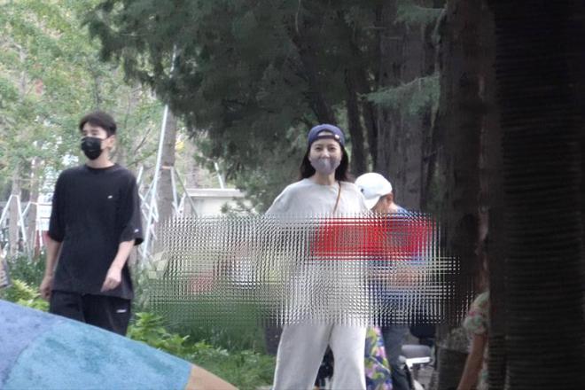 幸福！赵又廷手挽高圆圆接女儿