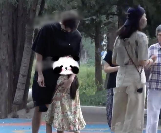 幸福！赵又廷手挽高圆圆接女儿