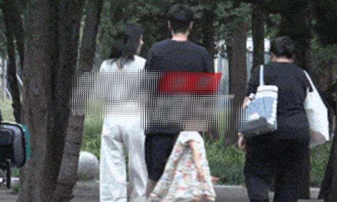 幸福！赵又廷手挽高圆圆接女儿