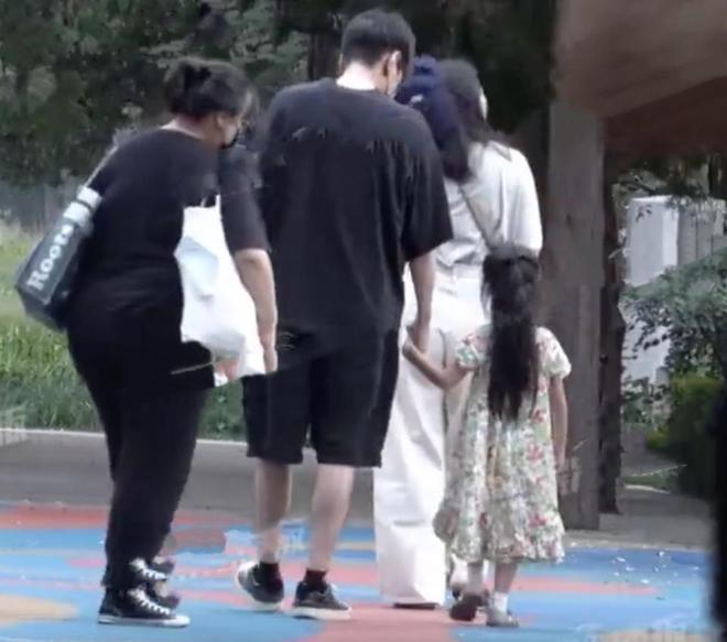 幸福！赵又廷手挽高圆圆接女儿