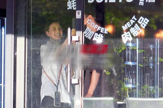 幸福！赵又廷手挽高圆圆接女儿