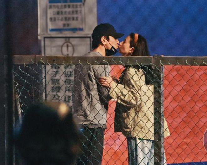 幸福！赵又廷手挽高圆圆接女儿