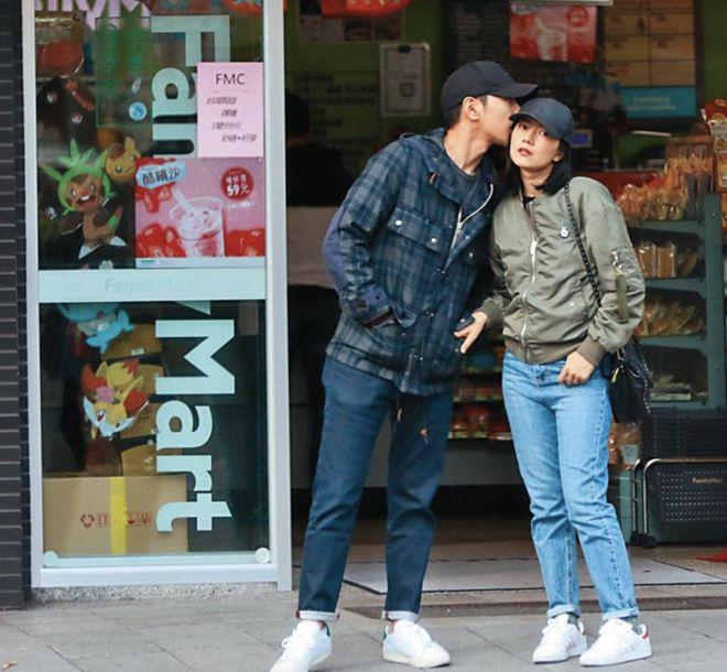 幸福！赵又廷手挽高圆圆接女儿