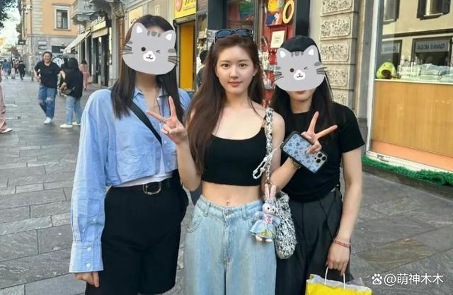 赵露思时装周大搞美貌营销，与素人合影比美，被吐槽像张大大