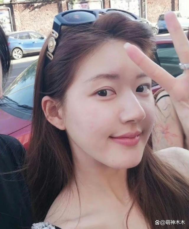 赵露思时装周大搞美貌营销，与素人合影比美，被吐槽像张大大
