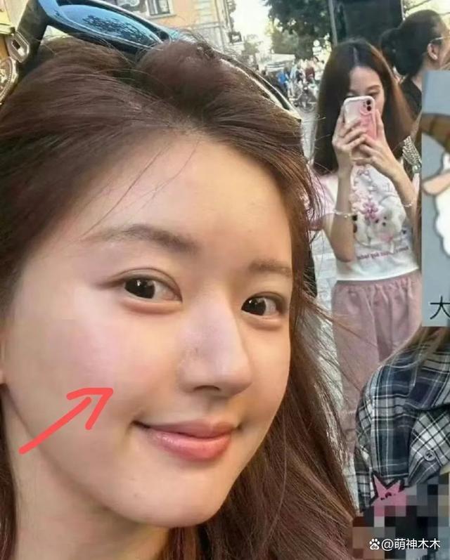 赵露思时装周大搞美貌营销，与素人合影比美，被吐槽像张大大