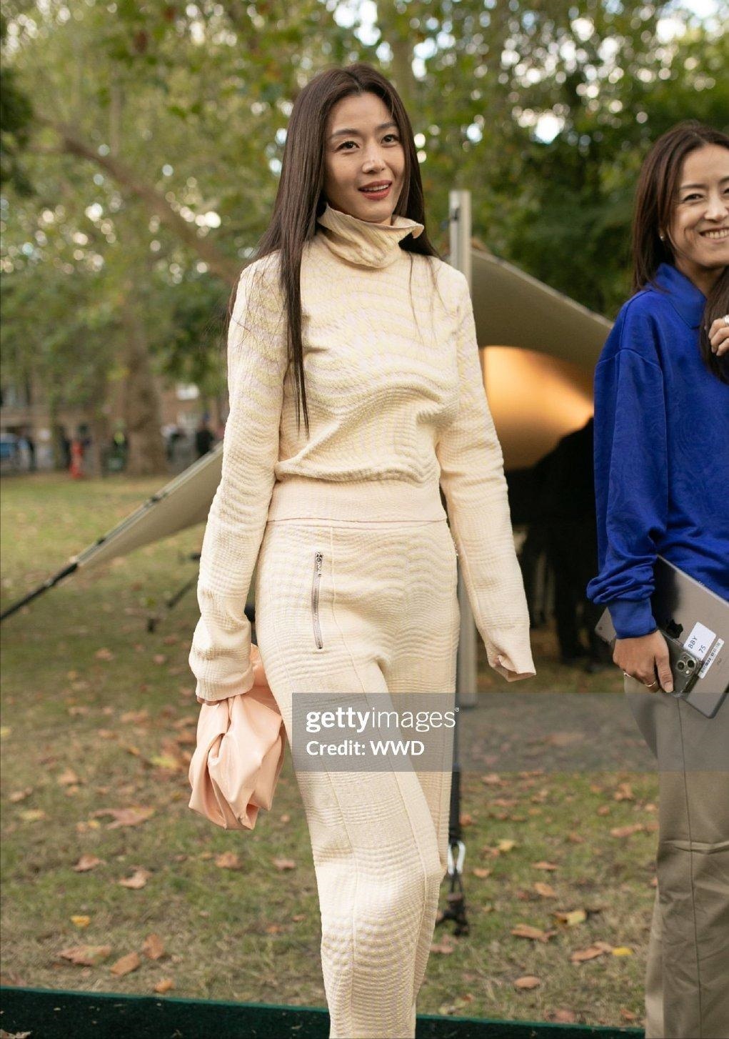 全智贤时装周生图曝光，女神失去韩式滤镜，初现沧桑