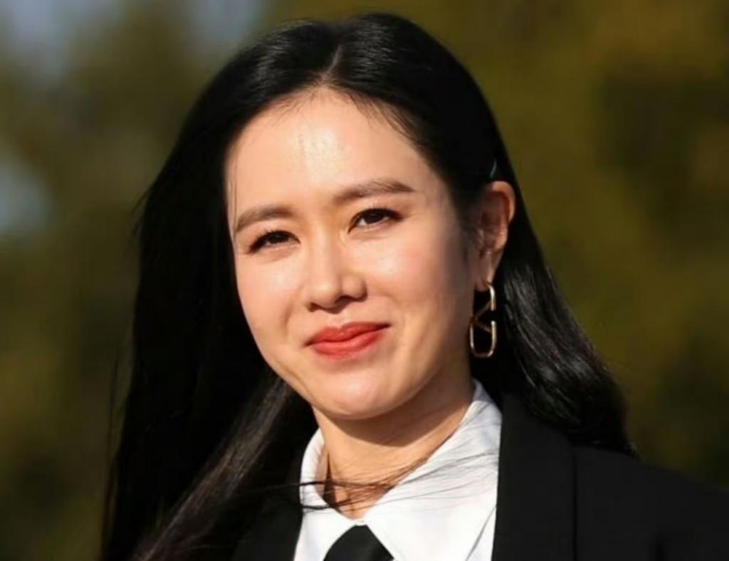 全智贤时装周生图曝光，女神失去韩式滤镜，初现沧桑