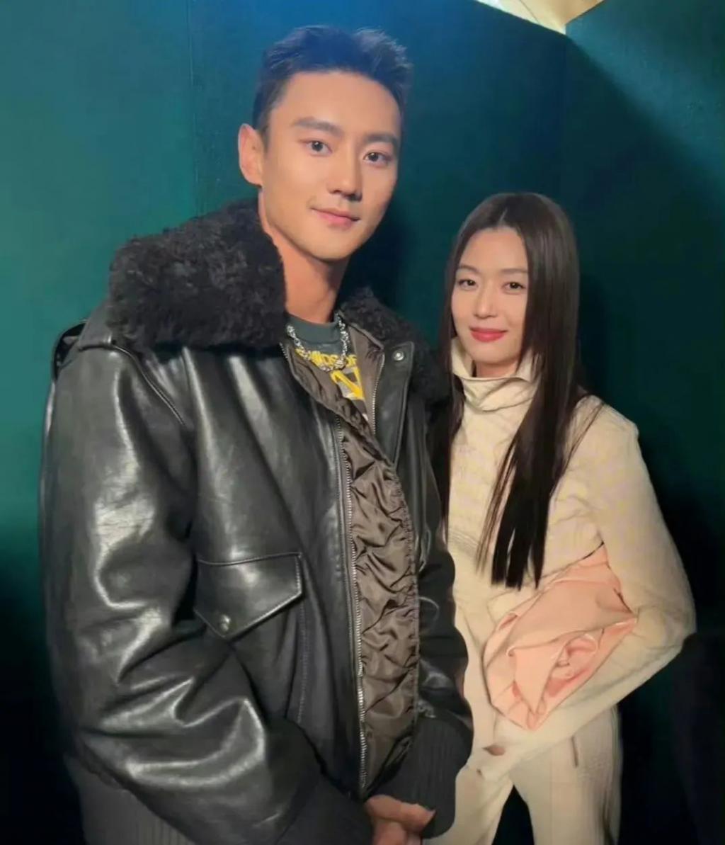 全智贤时装周生图曝光，女神失去韩式滤镜，初现沧桑