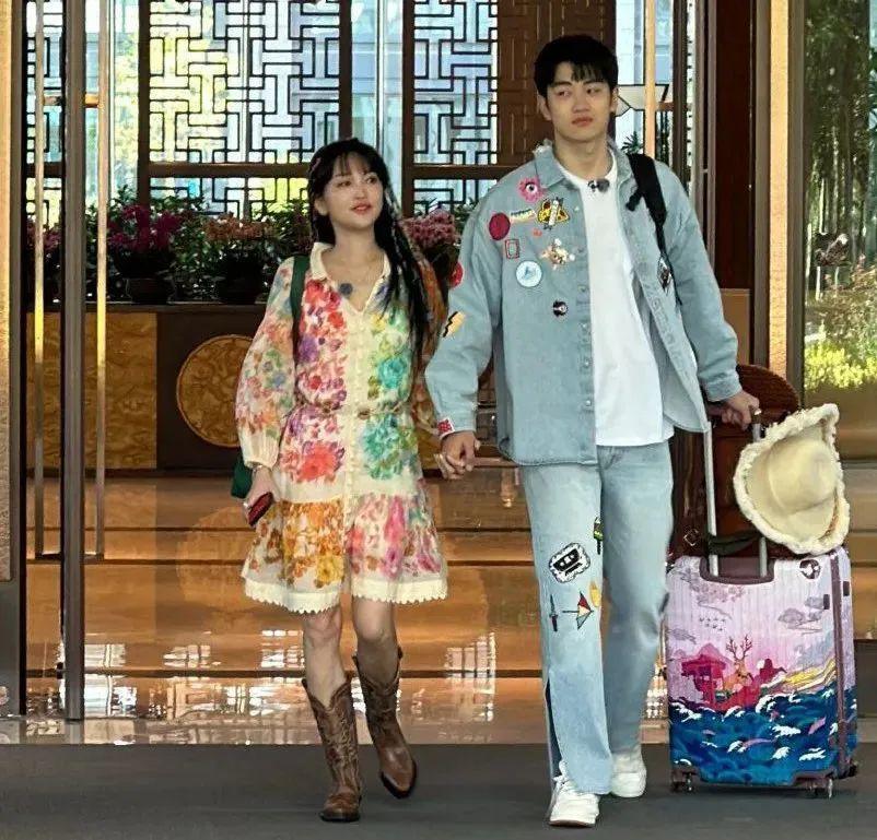 她找了个小17岁的男友？