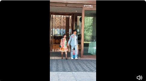 她找了个小17岁的男友？