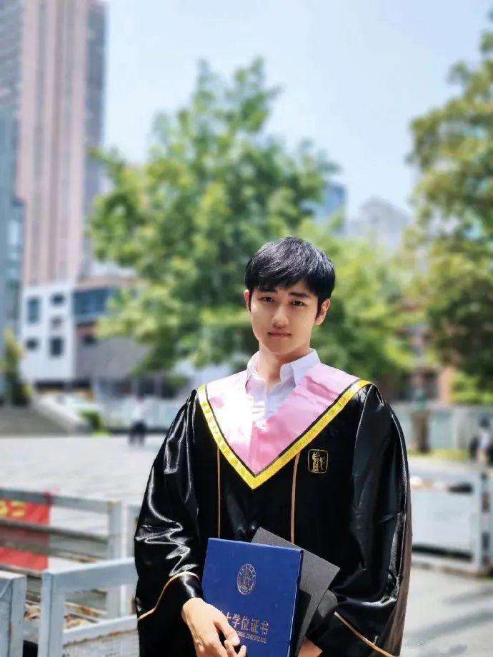 她找了个小17岁的男友？