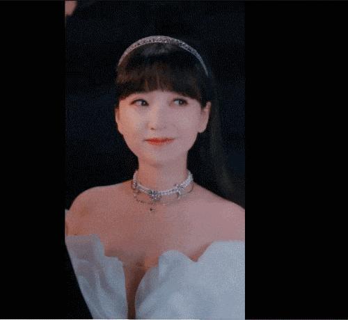 她找了个小17岁的男友？