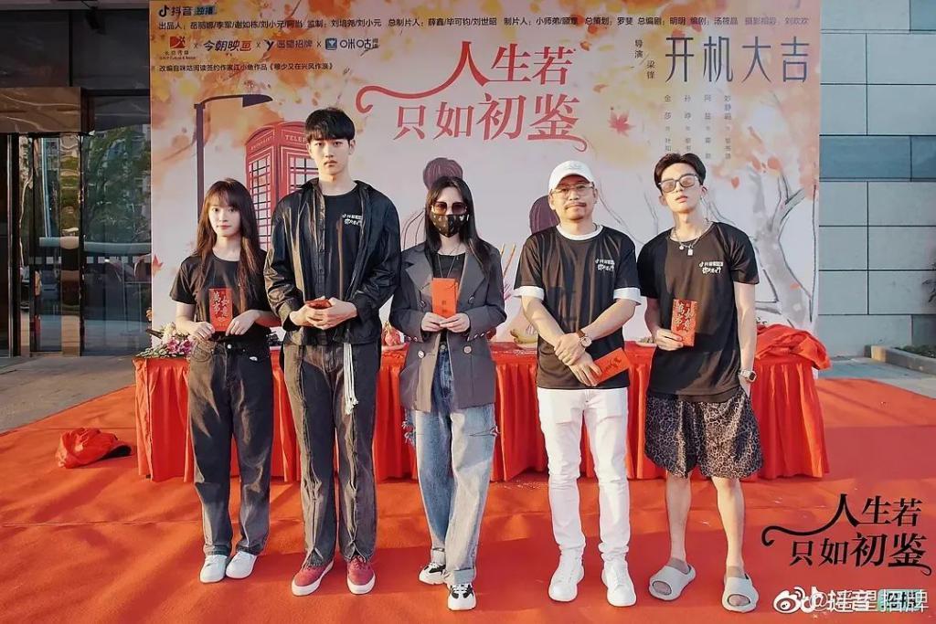 她找了个小17岁的男友？