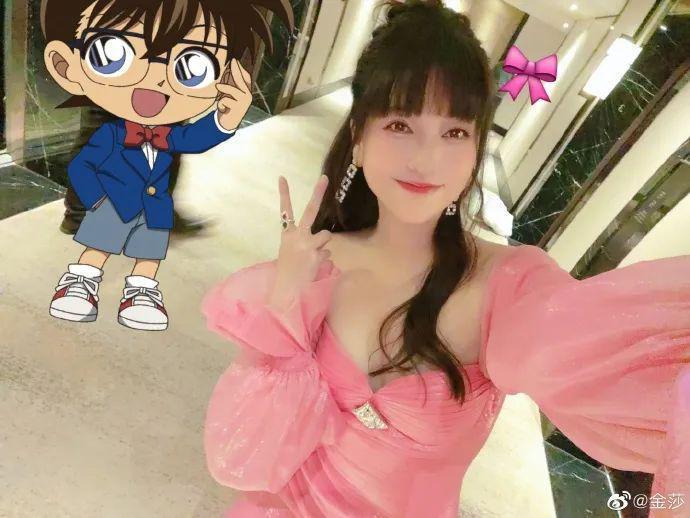 她找了个小17岁的男友？