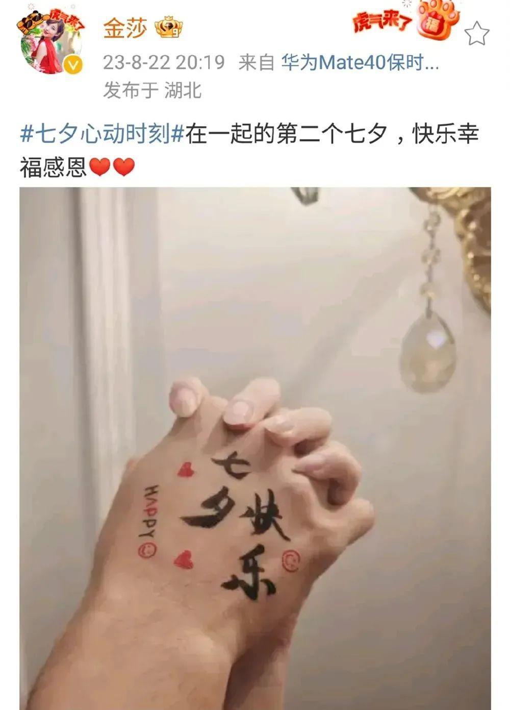 她找了个小17岁的男友？