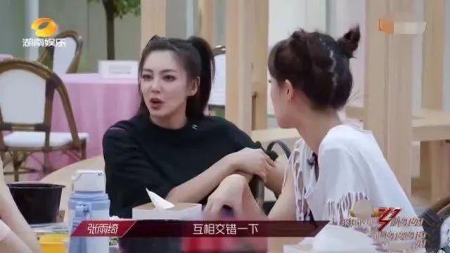 她找了个小17岁的男友？
