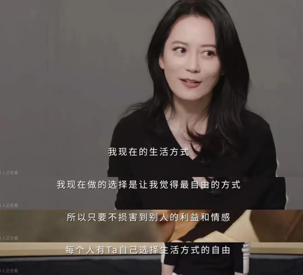 她找了个小17岁的男友？