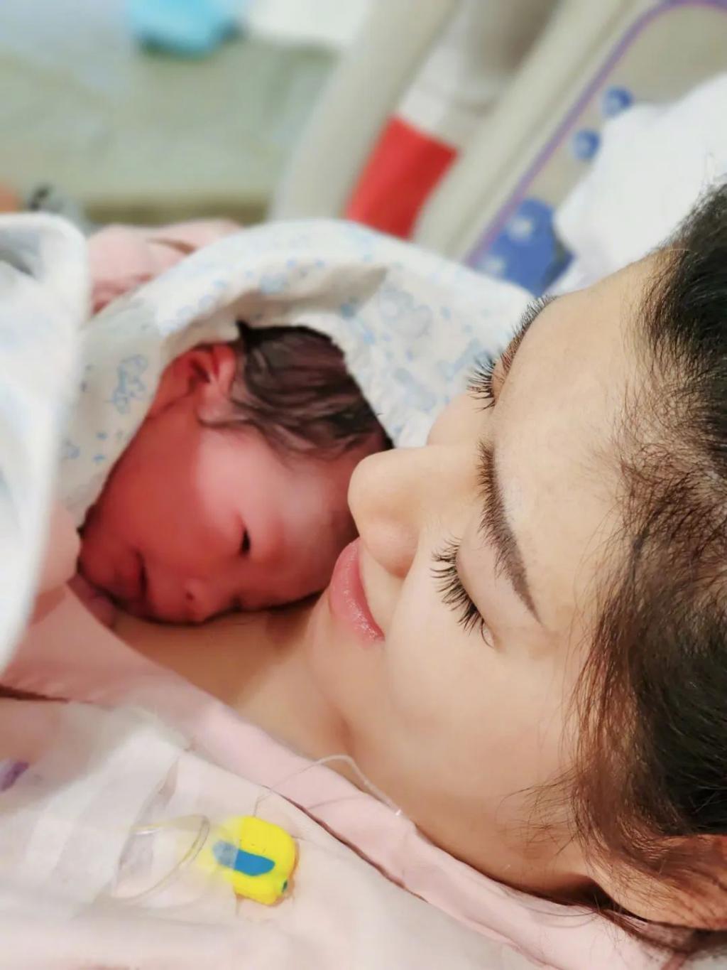 她找了个小17岁的男友？