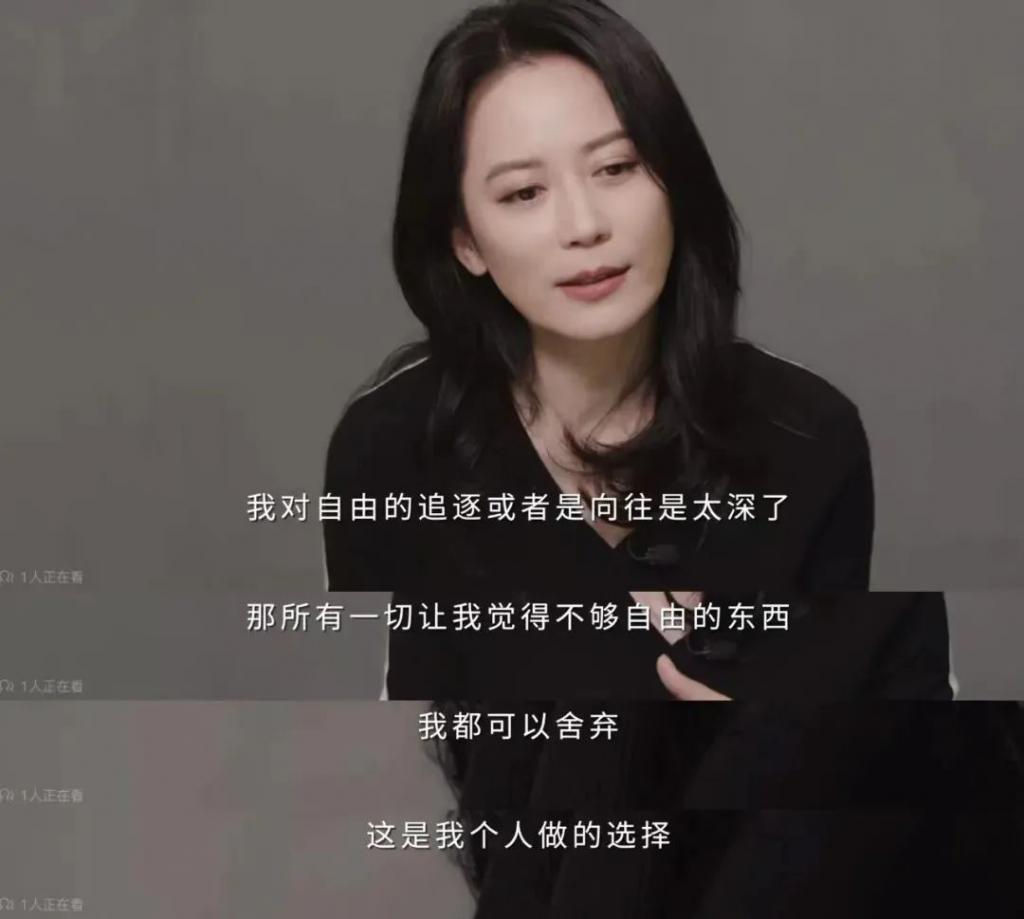她找了个小17岁的男友？