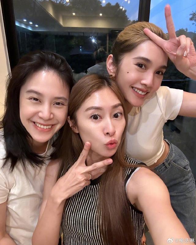 杨丞琳晒聚会合照 与姐妹们开心比耶感情依旧