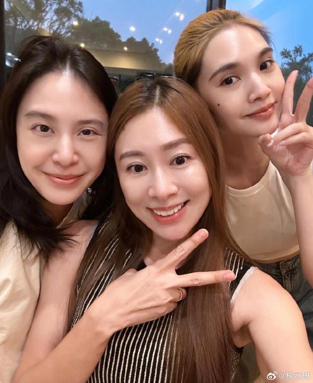 杨丞琳晒聚会合照 与姐妹们开心比耶感情依旧