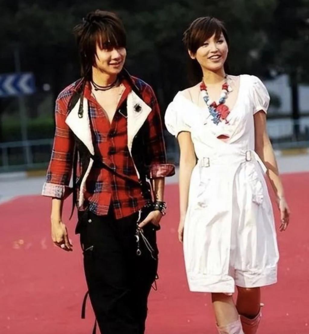 瞒不住了！找小20岁男友，疑似同居试婚？
