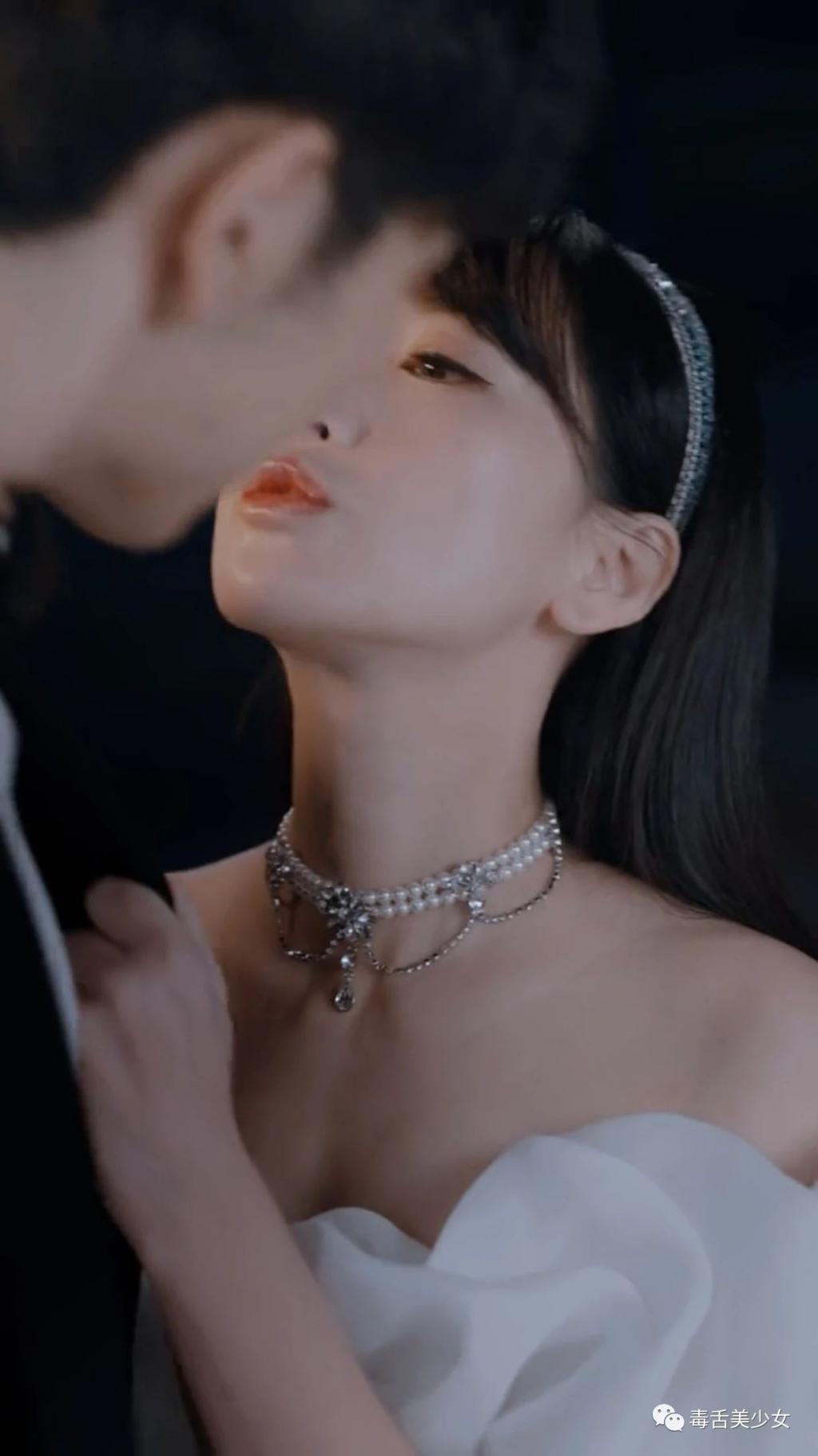 瞒不住了！找小20岁男友，疑似同居试婚？
