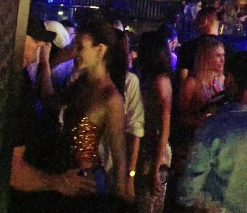 爆了！官宣父女恋，超模真的离婚了…