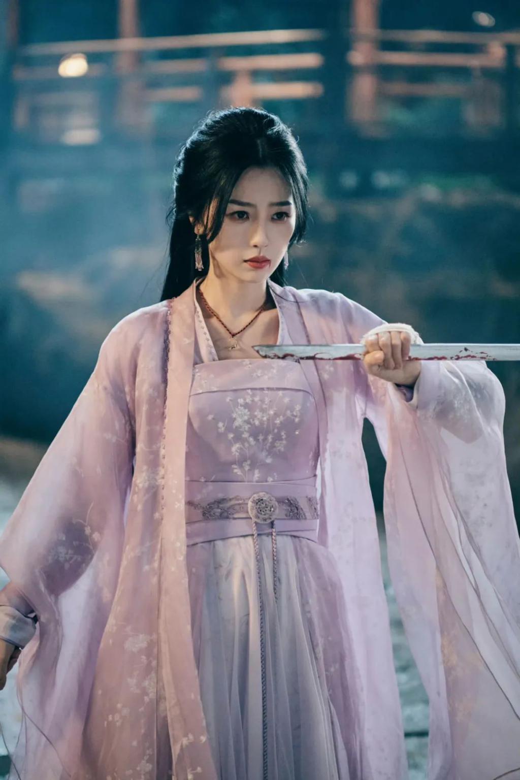 在横店走秀的虞书欣是现实版千颂伊吧！