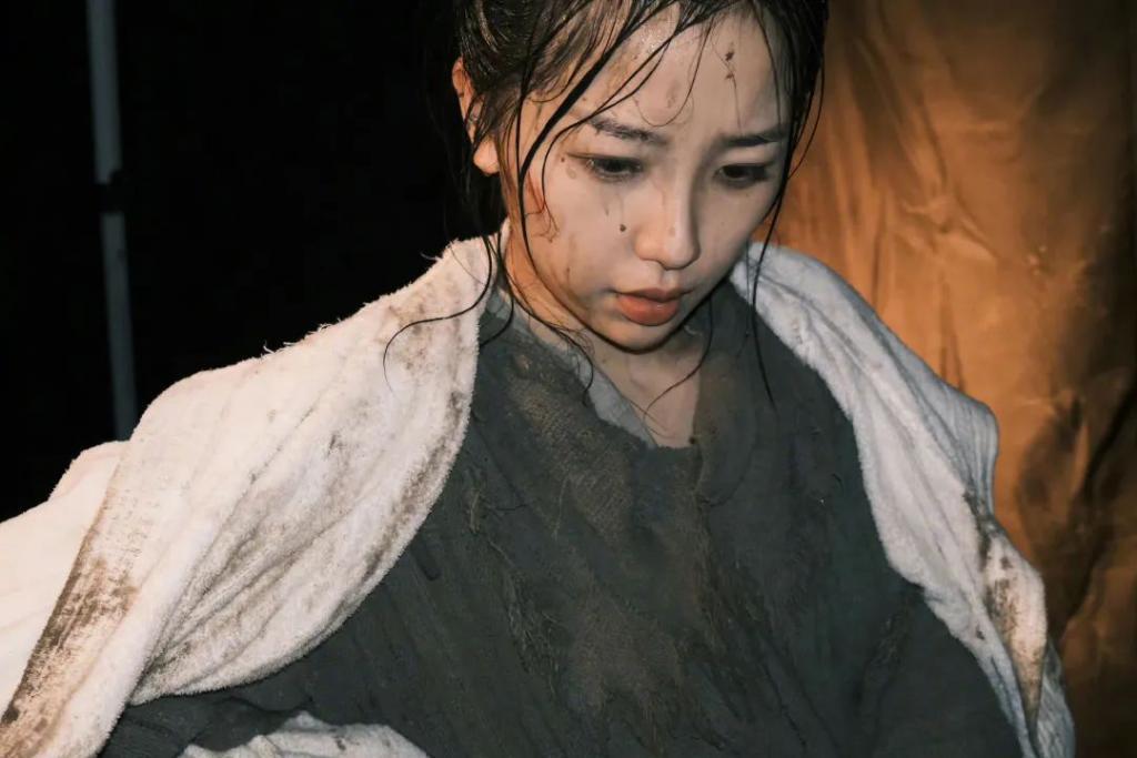 在横店走秀的虞书欣是现实版千颂伊吧！