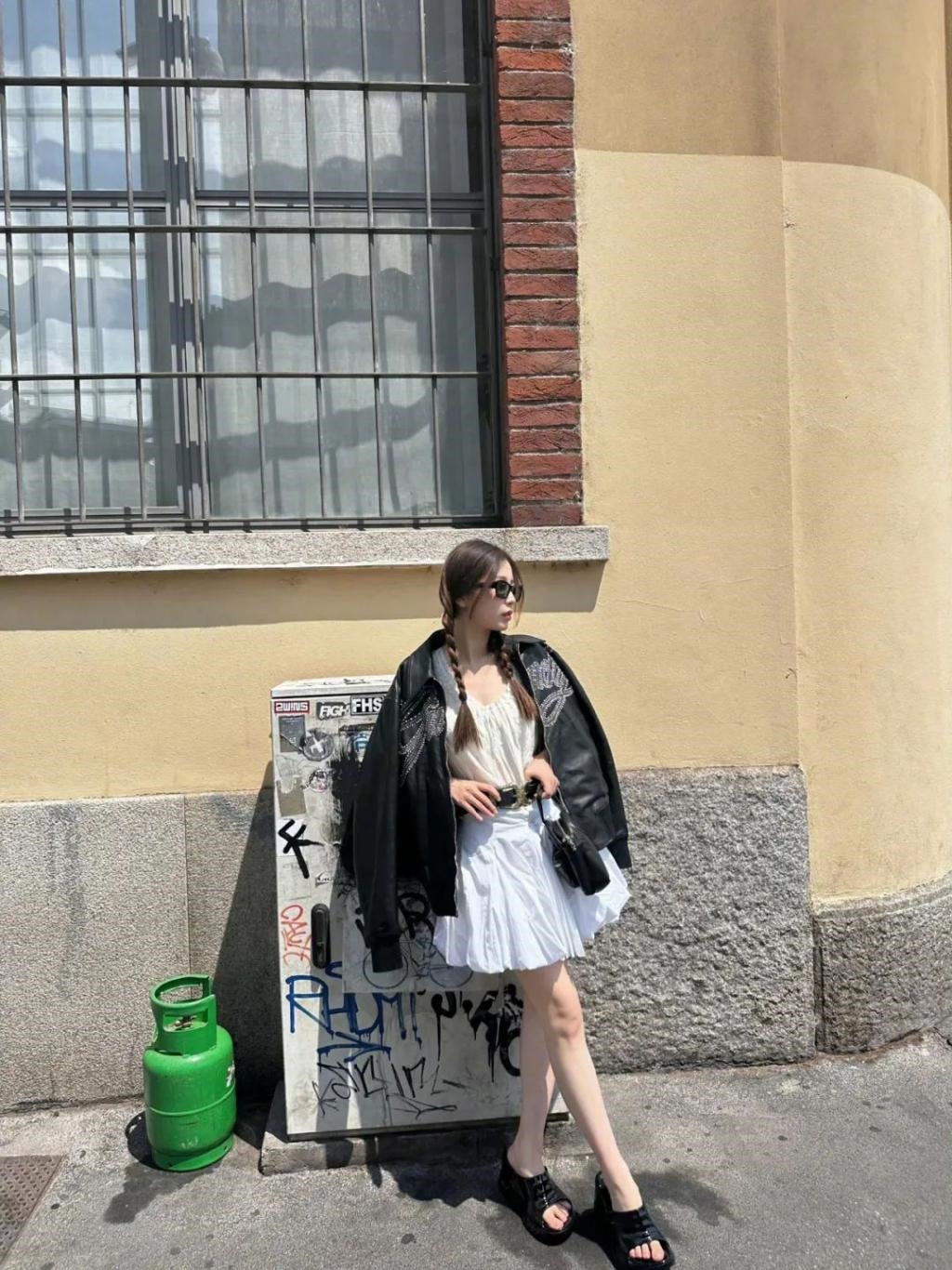 在横店走秀的虞书欣是现实版千颂伊吧！