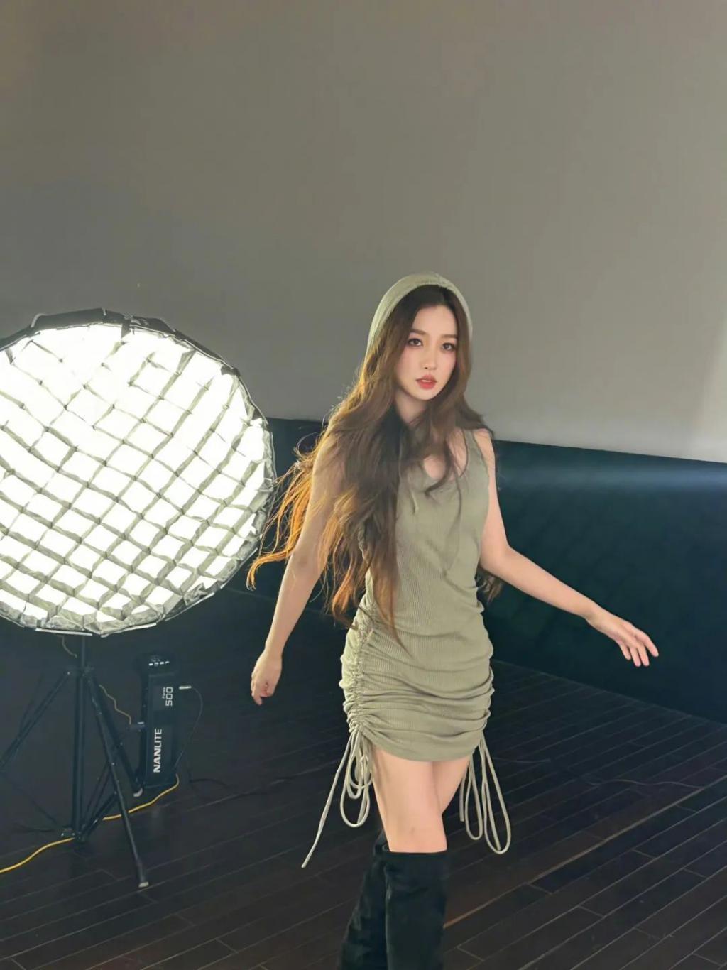 在横店走秀的虞书欣是现实版千颂伊吧！