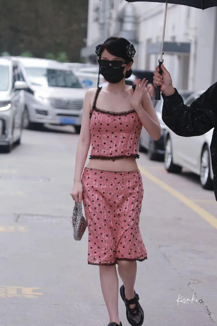 在横店走秀的虞书欣是现实版千颂伊吧！