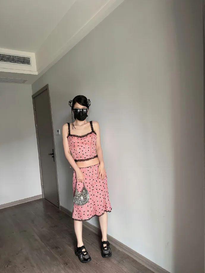 在横店走秀的虞书欣是现实版千颂伊吧！